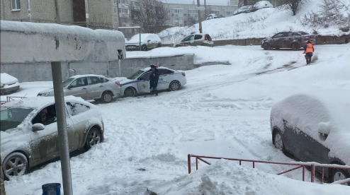 Десятки машин столкнулись утром в первоуральском дворе. Фотографии