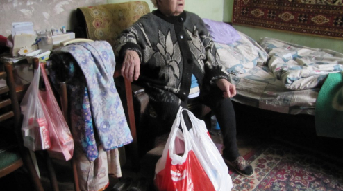 В Первоуральске работает горячая линия по доставке пожилым людям продуктов питания и медикаментов на дом
