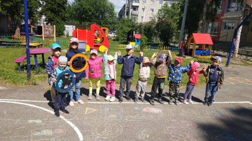 ГИБДД Первоуральска и дети продолжают рисовать на асфальте