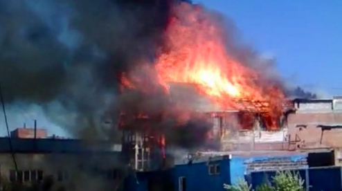 В Первоуральске тушат крупный пожар на промышленной площадке
