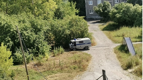 В Первоуральске во дворе дома у детской горки нашли труп