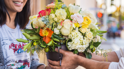 Флористы цветочной доставки в Первоуральске заботится о каждом клиенте