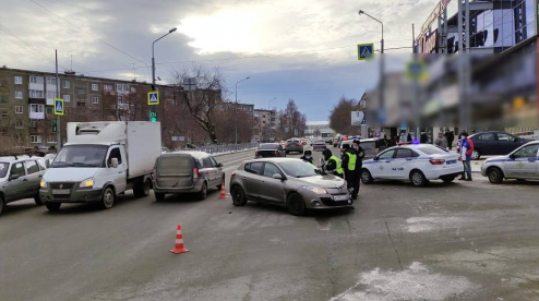 Появилось видео момента ДТП в Первоуральске у ТЦ Марс