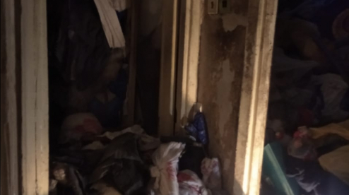 Первоуралец забил квартиру мусором почти до самого потолка