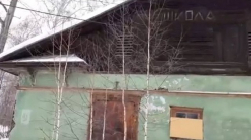 В Первоуральске в аварийном доме&#44; где замерзали жильцы&#44; прорвало батареи. Видео