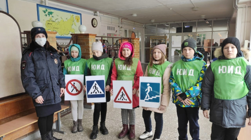 Школьники города Первоуральск стали участниками акции «Шагающий автобус»