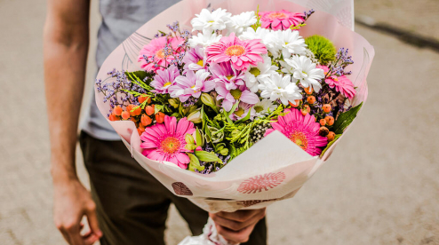 В чем важность цветов с доставкой по Первоуральску – главные моменты
