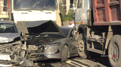 Почти страйк: в Первоуральске грузовик смял девять авто. Видео
