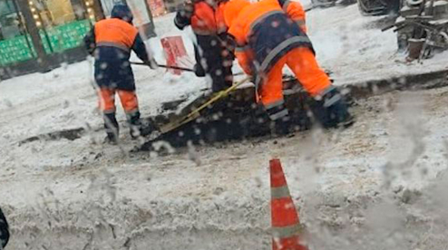 В Петербурге уложили асфальт в снегопад