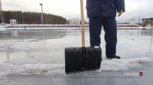 В Первоуральске оттепель растопила лед на стадионе «Уральского трубника»