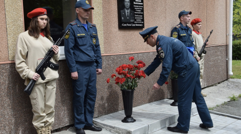 В Первоуральске погибшему пожарнику открыли мемориальную доску