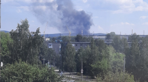 На территории Новотрубного завода виден сильный дым