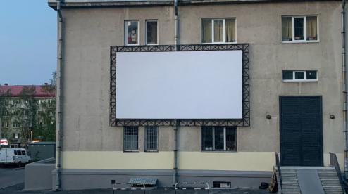 В Первоуральске на экране уличного кинотеатра показали мультики