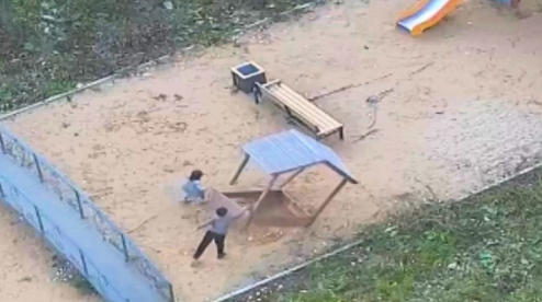 В Первоуральске дети разгромили игровую площадку. Видео