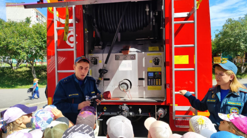 Показ пожарной техники в детском саду Первоуральска